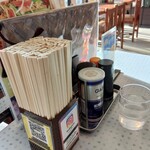 麺カフェ ひまわり - 卓上の調味料