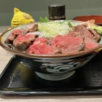 金沢肉食堂 - 能登牛と能登豚の肉丼　2,100円(税込)  ※横からも