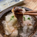 食堂 おがわ - “海鼠の酢の物”。大根おろしと木の芽のみじん切りが香りを放ち海鼠のフレッシュさを引き立てています。