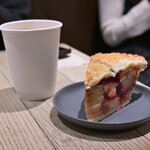 ハドソンマーケットベーカーズ - ホットコーヒー＠税込520円、クランベリーアップルパイ＠税込860円