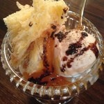 ジェラテリア アクオリーナ - イタリア・ペルベッリーニの杏を使った発酵菓子とそれを混ぜ込んだジェラート、杏のコンフィチュール、バルサミコのジェラート、仕上げにグリーンペッパーをアクセントに。