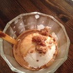 ジェラテリア アクオリーナ - リコッタのジェラートの上からエスプレッソとサンブーカを注いだアフォガート