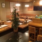 どぜう ひら井 - こぎれいで粋、無駄のない店内