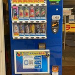 ラーメン二郎 - 三田店と同じく、店の外には黒烏龍茶の自販機があります。
