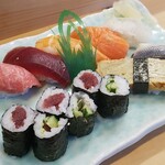 Ryuuzushi - 斜めから、鉄火巻きとカッパ巻き