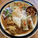 ムムムカリー - トッピングは、鶏なんこつのアチャール、ベトナム揚げ春巻き