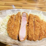 とんかつ 大倉 - 特ロース定食 すんごい柔らかくて、すんごい脂が甘い。衣サクふわで岩塩で食べると最高に美味しい！