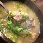 韓国家庭料理　名水 - テールスープ