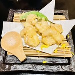 旬彩 白おじ - 青森鱈の白子天ぷら660円、衣超サクサク中は超トロっトロで美味い。塩とレモンの爽やかさがバッチリ合う。