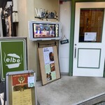 Elbe - お店の外には、猿之助さんがテレビでお店のお話をしているシーンが流れています！歌舞伎役者さんもたくさん訪れているんでしょうね✨