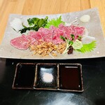 Shunsai Shirooji - タブレットに載って無かった鹿児島和牛たたき（もも）770円、前よりちょっと薄くなったかな？ポン酢、塩、タレでいただく。甘さの向こうにやや辛さのあるタレとニンニクチップが自分好み。肉はとろける柔らかさ。