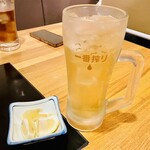 旬彩 白おじ - 角ハイボール450円×2杯、強炭酸の濃いめ。カットレモン50円も快く持ってきてくれた。