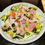 旬彩 白おじ - 海鮮サラダ880円、酸味の効いた和風青じそドレッシングに海鮮と野菜がたっぷりで美味い。クラゲのコリコリ食感とイクラのプチっと食感がアクセント。