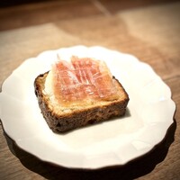 セルサルサーレ - 酸の効いたパンに、生で食べられる牛蒡と国産生ハムを乗せて。
                  トーストの熱で溶け出す脂が深みを増します。