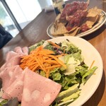 ラシーヌ ファーム トゥー パーク - 自家製ロースハムが美味しいサラダとナチョス