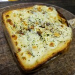 varm COFFEE & BAKERY - イノシシベーコンと羊チーズのコンポート♪