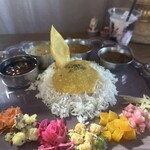 256nicom - ポークカレー皿・海老のカレー皿・スープ2種・手前に副菜