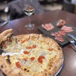 ピッツェリア ダ タサキ - しらすとモッツァレラとトマトのピザ
