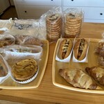 ブラウニー - 料理写真:栗の入ったデニッシュ型パンは税込422円オザマンド、サルサとキーマのドッグ、フレンチトーストやラスクは店のパンを使ったアイデア商品