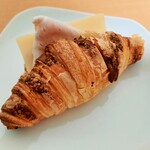 Moulins et Cafe gout - クロワッサン・イズニーにパルメザンチーズをまぶして香ばしく焼き上げ、熟成ロースハムとグリュイエールチーズをサンド♪ジャンボン・グリュイエール388円