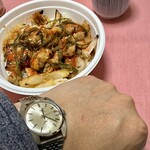 やきとりたけちゃん - 焼鳥丼(=肉増量)@470円 with 左腕のお供。来年もどうぞ宜しくお願い致します。拝