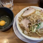 麺処 ほん田 - らーめん小ヤサイチョイニンニク普通アブラマシ+生卵