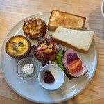 FIKA CAFE Lagom - 6種パン+チーズクリーム、ジャムはカシス?だったかな？