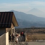 清泉寮ジャージーハット - ジャージーハットの向こうに富士山