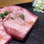 ホルモン焼肉 はやぶさ - 上タン