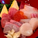 鮮魚料理　伊勢屋 - 海鮮丼アップ☆厚切りで新鮮なネタをたっぷり使用♪