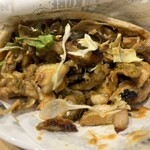 ガガンのカレー屋さん - お肉がはみ出てます