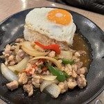 タイ料理ジャンピー - ⚫️ガイガパオ（ガパオライス）¥980