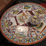 すぺいん亭 - テールにある取っ手は？　そう　パエリア鍋にタイルを並べたものです