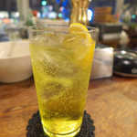 カフェ エ バール ドゥー - Suzeトニックにレモンを絞って。薬草の苦みは無く、飲みやすい