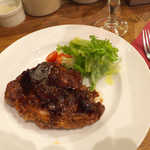 カフェ エ バール ドゥー - 国産豚肩ロースのバルサミコソース（￥997）。脂の旨みがワイルドな一品