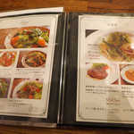 カフェ エ バール ドゥー - ワインとの相性も良さそうなサラダが5種類。パスタやカレーもある