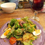 カフェ エ バール ドゥー - 〔ここから夜〕Deuxの定番ニース風サラダ（￥819）、自家製サングリア（￥609）