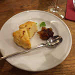 カフェ エ バール ドゥー - 今日のお通しはスコーン。フィグ＆レーズンのコンフィチュールは技あり！