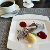 R restaurant & bar - 