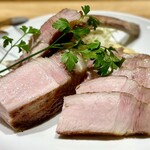 洋食 おがた - ロゼ色した絶妙な火入れ加減。脂身の甘さに悶絶