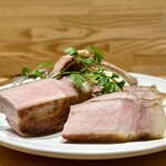 洋食 おがた - 骨付サドルバック豚 ロースト マスタード添え