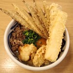 麺匠 釜善 - 今月の釜善うどん（肉とり天うどん）（温） + ごぼう天 + 丸天（さつま揚） + 今日の天ぷら（いか天） + ちくわ天