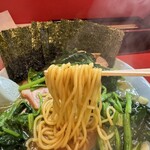 横浜家系ラーメン 黄金家 - しっかりコシのある中太麺