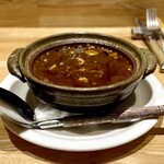 洋食 おがた - 土鍋で熱々の状態で提供される