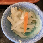 Tonkatsu Hitosuji Katsuyoshi - 大根と人参の酢漬け