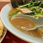 横浜家系ラーメン 黄金家 - マイルドな豚骨スープ