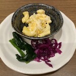 229614865 - おばんざい３種盛り合わせ(青菜のおひたし？、紫キャベツのコールスロー？、マカロニ玉子サラダ)