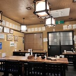 ちよだ - 店内　右に小上がり席も