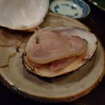 Fukuwarai - プリップリの焼き蛤。潮の香りが口いっぱいに広がります！