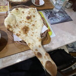 レッド・チリ - ナンはふわふわで、大きな一枚でした。 